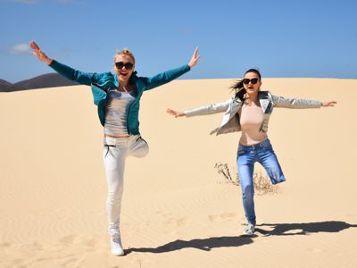 Laura & Monika - Going to the Dune 4k